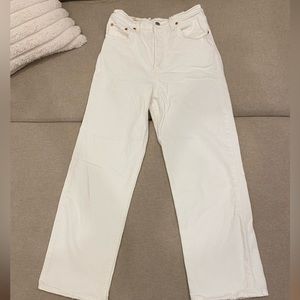Levi’s rib cage straight ankle jeans in white. Size 29. Great condition!!